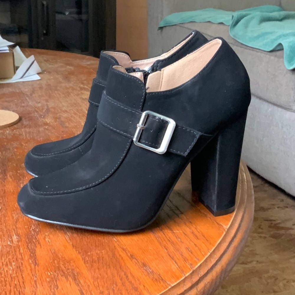 Forever 21 Black Heels with Elegant Design